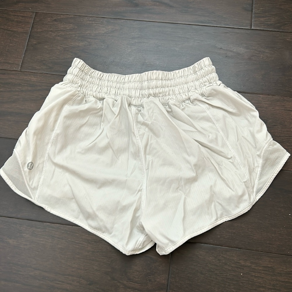 Lululemon White Hotty Hot Shorts 2.5 inch